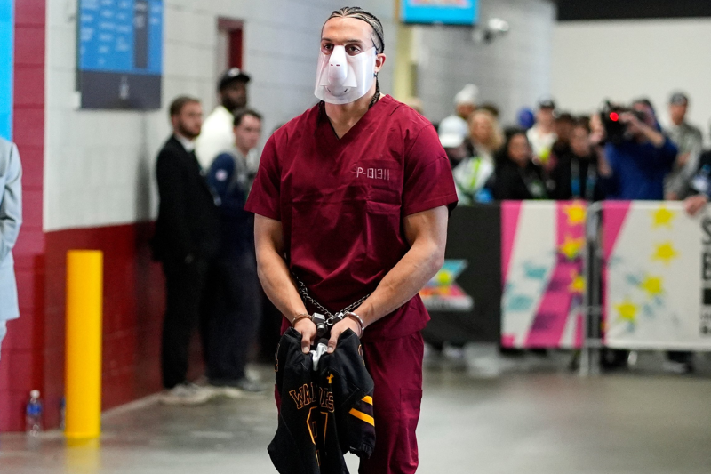 El polémico outfit en el que llegó Mack Hollins al Super Bowl LX 2026