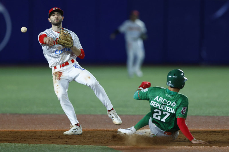AME2153. GUADALAJARA (MÉXICO), 05/02/2026.- Carlos Sepulveda (d) de México Verde se barre a segunda base frente a Michael Wielansky (i) de México Rojo este miércoles, durante un partido de La Serie del Caribe de Béisbol entre México Verde y México Rojo, en el Estadio Panamericano Charros de Jalisco, en Guadalajara (México). EFE/ Francisco Guasco