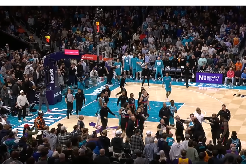 La NBA sanciona a cuatro jugadores tras pelea entre Pistons y Hornets