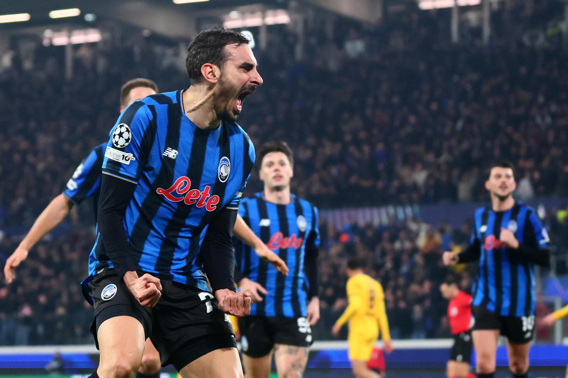 El jugador del Atalanta Davide Zappacosta celebra el 2-0 durante el partido de la fase de acceso a octavos de la ing the UEFA Champions League que han jugado Atalanta BC y Borussia Dortmund en el Bergamo Stadium en Bérgamo, Italia. EFE/EPA/MICHELE MARAVIGLIA