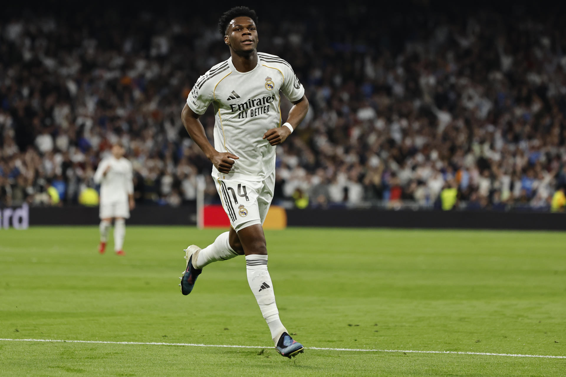 El centrocampista del Real Madrid Aurélien Tchouaméni celebra tras marcar ante el Benfica, durante el partido de vuelta de la fase de acceso a los octavos de la Liga de Campeones que Real Madrid y Benfica disputaron en el estadio Santiago Bernabéu. EFE/Sergio Pérez