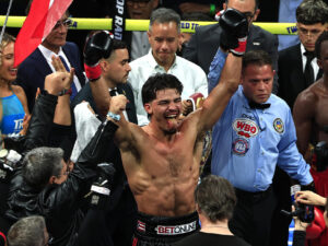 El puertorriqueño Xander Zayas (c), de 23 años, celebra este sábado en San Juan el triunfo que le ha permitido unificar los títulos del peso superwélter de la Organización (OMB) y la Asociación Mundial de Boxeo (AMB). EFE/ Thais Llorca