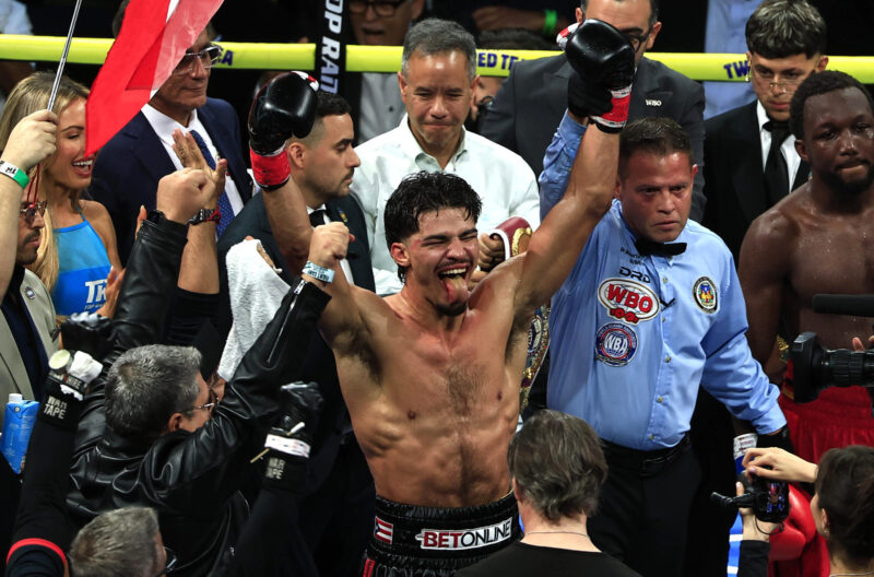 El puertorriqueño Xander Zayas (c), de 23 años, celebra este sábado en San Juan el triunfo que le ha permitido unificar los títulos del peso superwélter de la Organización (OMB) y la Asociación Mundial de Boxeo (AMB). EFE/ Thais Llorca