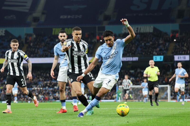 Malick Thiaw (centro-izquierda), del Newcastle, en acción frente a Omar Marmoush (centro-derecha), del Manchester City, durante el partido de vuelta de semifinales de la Copa de la Liga de Inglaterra, disputado este miércoles en el Etihad Stadium (Mánchester). EFE/ADAM VAUGHAN *Sólo uso editorial*