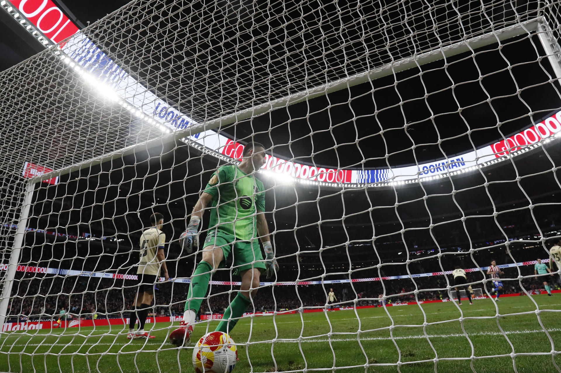 "Para nada estamos en la final": El Atlético apela a la cautela El portero del Barcelona Joan García tras encajar el gol de Ademola Lookman, durante el partido de ida de la semifinales de la Copa del Rey que Atlético de Madrid y FC Barcelona disputaron en el estadio Metropolitano, en Madrid. EFE/Mariscal