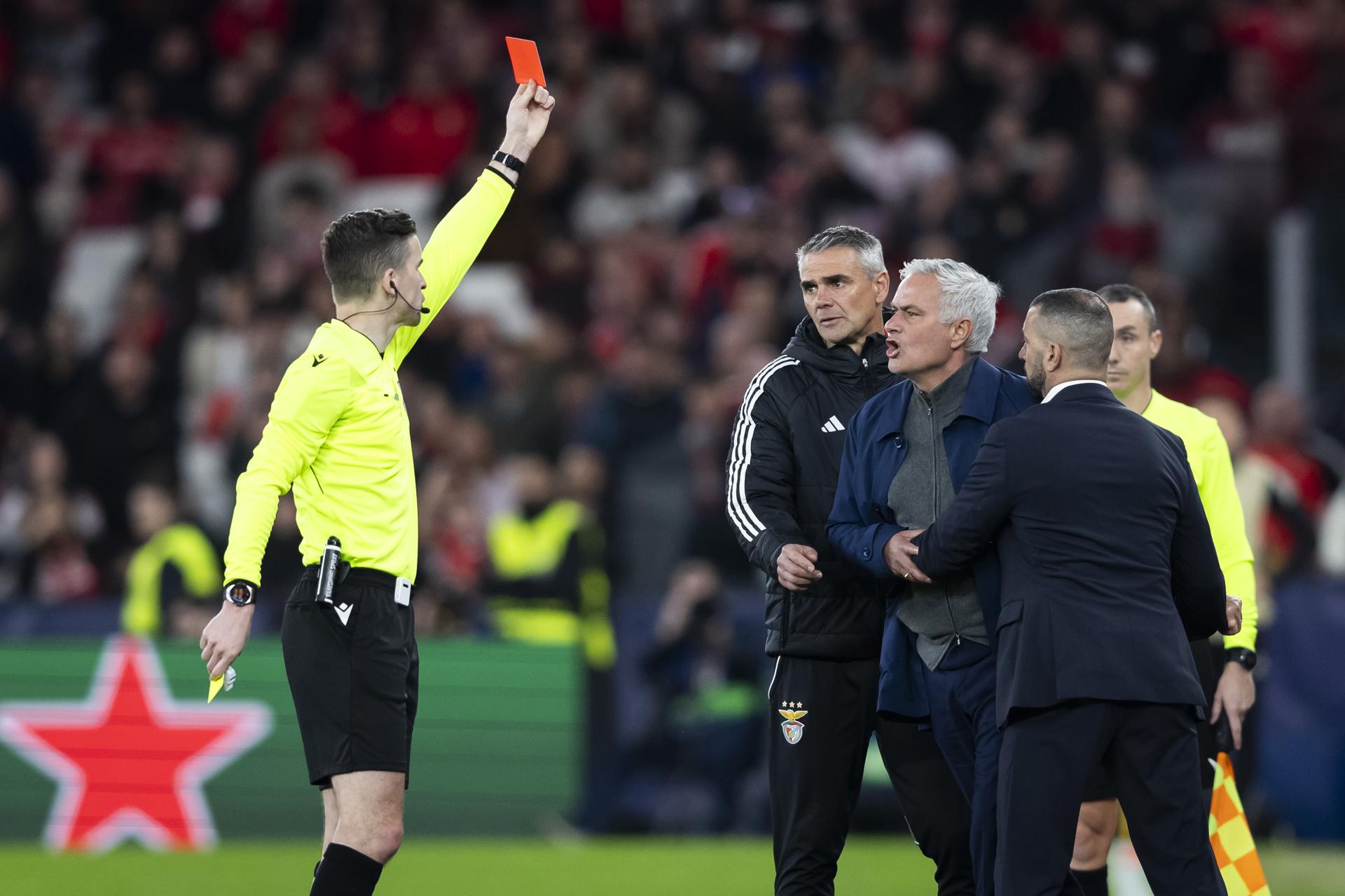 El árbitro francés Francois Letexier muestra la tarjetta roja al entrenador del Benfica, Jose Mourinho, durante el partido de ida de la eliminatoria de acceso a octavos de final disputado en el Estadio de la Luz, en Lisboa. EFE/EPA/JOSE SENA GOULAO