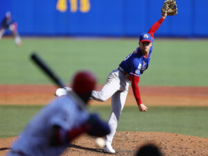 Andrew Baker, lanzador de los Cangrejeros de Santurce de Puerto Rico, prueba la ofensiva de los Leones del Escogido de República Dominicana este lunes, durante la segunda jornada de la Serie del Caribe de Béisbol que transcurre en el en el Estadio Panamericano de Guadalajara. EFE/ Francisco Guasco