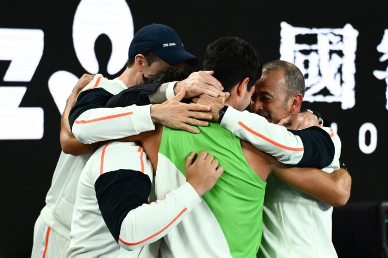 El tenista español Carlos Alcaraz celebra con su equipo tras ganar la final del torneo de individuales masculino contra el serbio Novak Djokovic en el Abierto de Australia en Melbourne. EFE/EPA/JAMES ROSS
