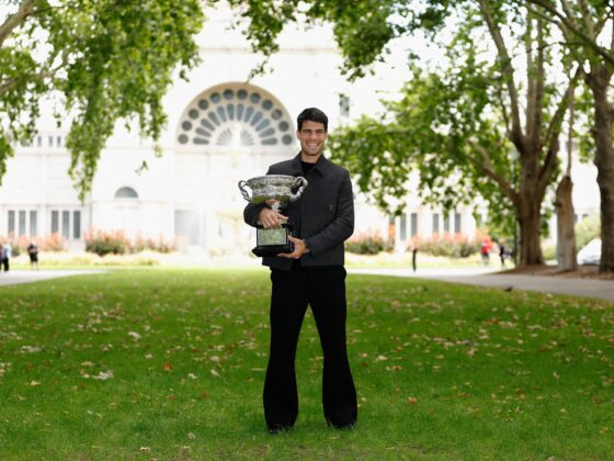 Carlos Alcaraz posa con el trofeo que lo acredita como campeón del Abierto de Australia en Melbourne. EFE/EPA/ROB PREZIOSO