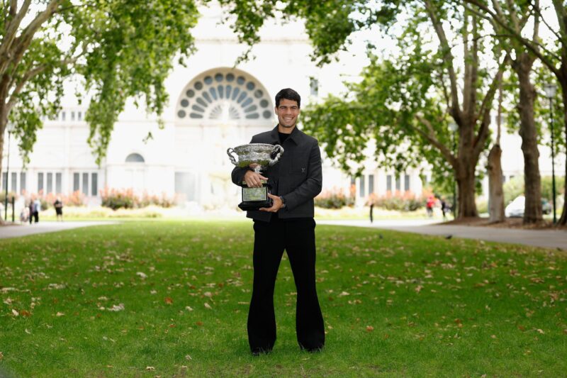 Carlos Alcaraz posa con el trofeo que lo acredita como campeón del Abierto de Australia en Melbourne. EFE/EPA/ROB PREZIOSO