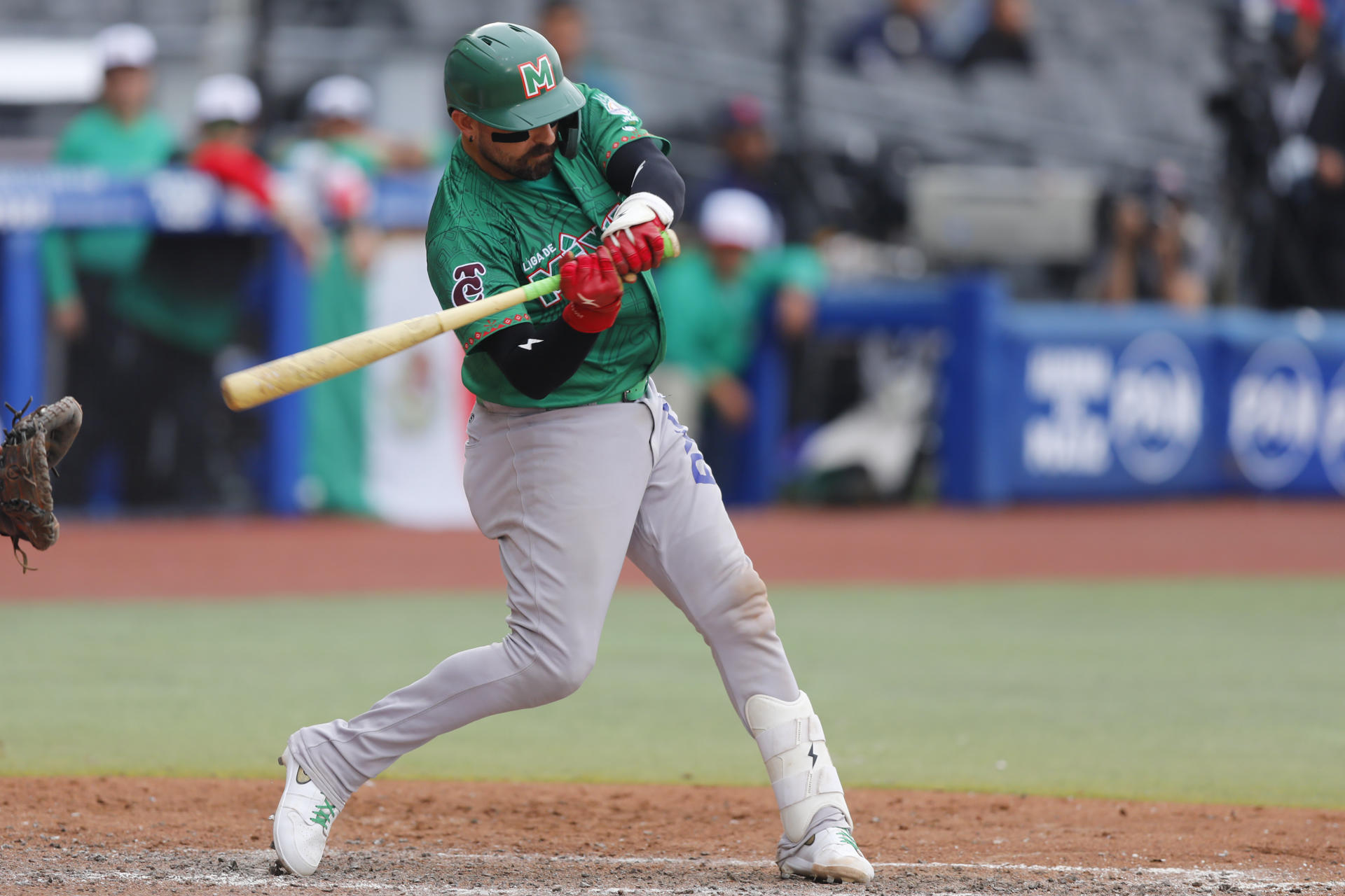 Alí Solís, de los Tomateros de Culiacán, impacta la bola en su turno al bate durante el juego que clasificó este viernes a la novena mexicana para la final de la Serie del Caribe de Béisbol a expensas de los Leones del Escogido dominicanos, campeón actual del torneo que se disputa en Jalisco (Guadalajara). EFE/ Francisco Guasco