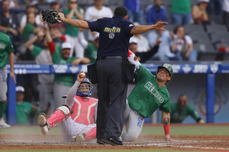 Histórico duelo de mexicanos en la final de la Serie del Caribe 2026 Víctor Mendoza (d) de México Verde se barre a home frente a Michael De La Cruz de República Dominicana este viernes, en un partido de las semifinales de La Serie del Caribe de Béisbol 2026 entre República Dominicana y México Verde, en el Estadio Panamericano Charros de Jalisco en Guadalajara (México). EFE/ Francisco Guasco