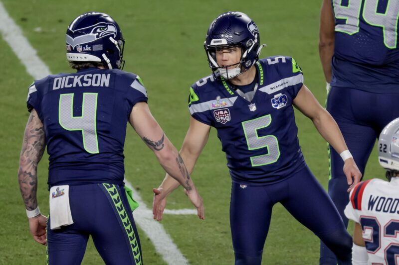 Jason Myers (d), campeón con los Seahawks, es el primer jugador en la NFL que supera los 200 puntos convertidos en una temporada. EFE/EPA/CHRIS TORRES