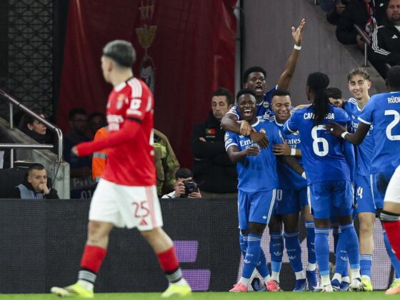El jugador del Real Madrid Vinicius Junior celebra cpn sus compañeros su gol durante el partido de la UEFA Champions League entre Benfica y Real Madrid en Lisboa, Portugal. EFE/EPA/JOSE SENA GOULAO