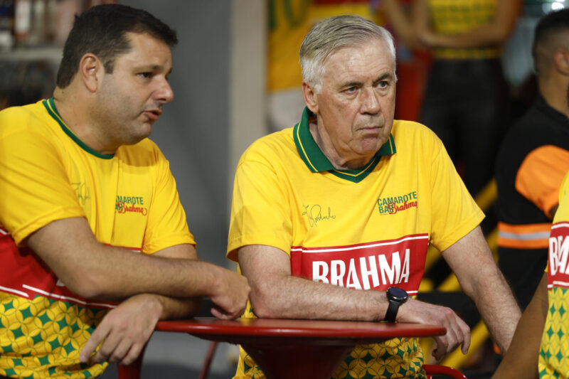 El entrenador de la selección brasileña de fútbol, Carlo Ancelotti (d), habla con algunas personas previo al inicio del segundo día de los desfiles del Grupo Especial en el sambódromo de Anhembí el pasado 14 de febrero, en Sao Paulo (Brasil). EFE/ Sebastiao Moreira