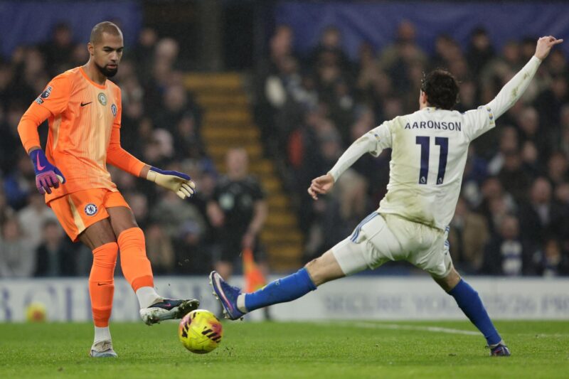 El portero del Chelsea Robert Sanchez en acción ante Brenden Aaronson durante el partido de la Premier League que han jugado Chelsea FC y Leeds United, en Londres, Reino Unido. EFE/EPA/DAVID CLIFF