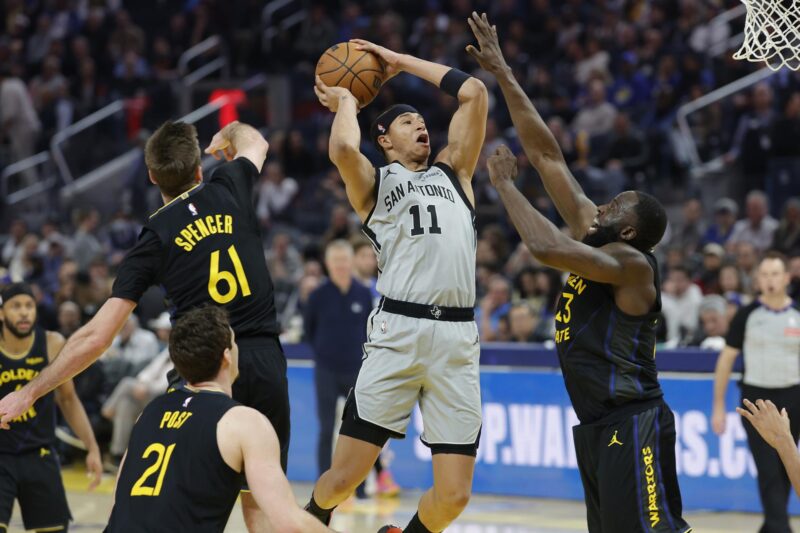 El alero de los San Antonio Spurs Carter Bryant (c) va hacia la canasta mientras el alero de los Golden State Warriors Draymond Green (d) y su compañero Pat Spencer (i) defienden durante la primera mitad del partido de la NBA entre los San Antonio Spurs y los Golden State Warriors en San Francisco, California (EE.UU.). EFE/JOHN G. MABANGLO SHUTTERSTOCK OUT