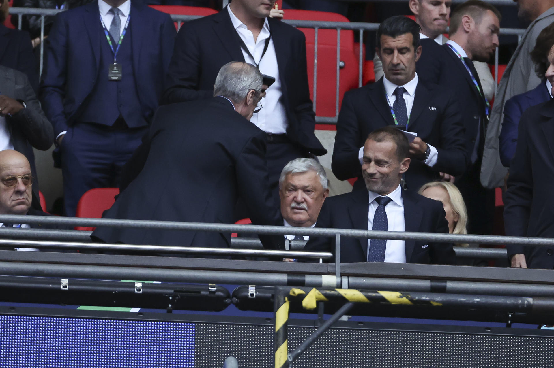 LONDRES, 01/06/2024.- El presidente del Real Madrid, Florentino Pérez (i), saluda al presidente de la UEFA, el esloveno Aleksander Ceferin, antes del inicio de la final de la Liga de Campeones que Real Madrid y Borussia Dortmund disputaron en Wembley el 1 d ejunio de 2024. EFE / Kiko Huesca.