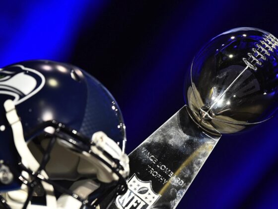 Imagen de archivo de un trofeo del Super Bowl y un casco de los Seattle Seahawks. EPA/LARRY W. SMITH