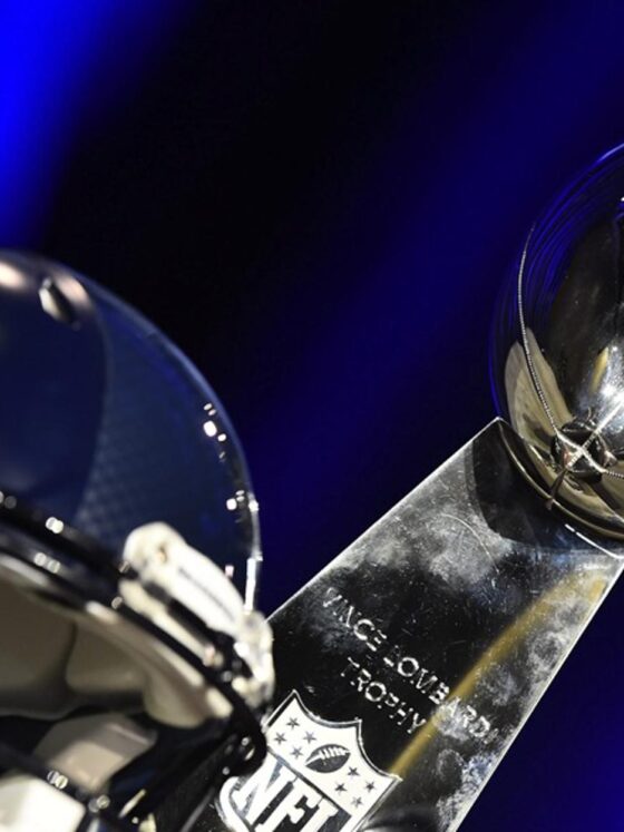 Imagen de archivo de un trofeo del Super Bowl y un casco de los Seattle Seahawks. EPA/LARRY W. SMITH