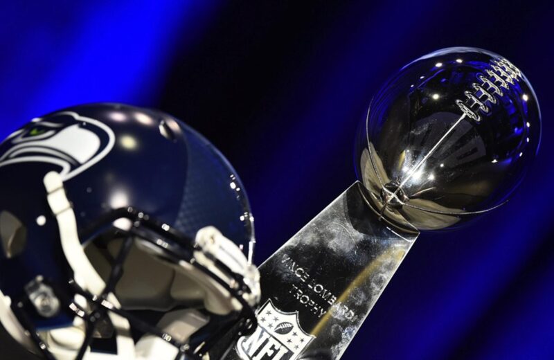 Imagen de archivo de un trofeo del Super Bowl y un casco de los Seattle Seahawks. EPA/LARRY W. SMITH