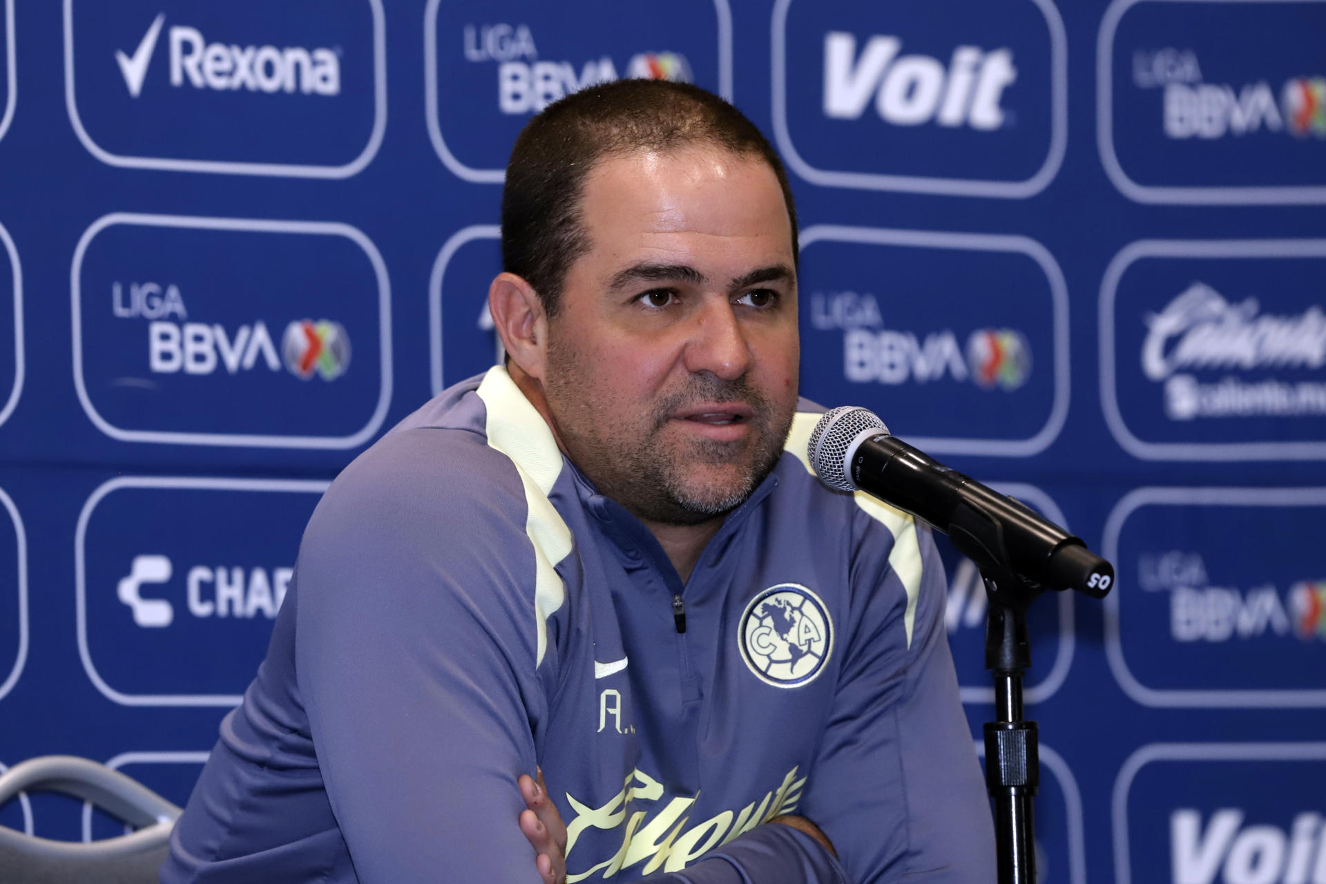 El entrenador de América, Andre Jardine, habla durante una rueda de prensa en Puebla (México). Fotografía de archivo. EFE/ Hilda Ríos