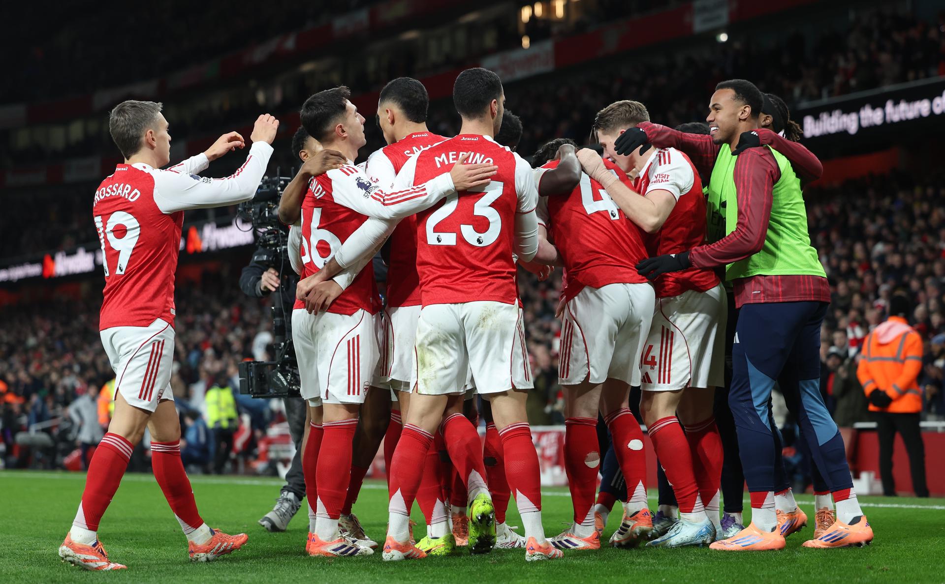 Los jugadores del Arsenal celebran un gol durante un partido de Premier League. EFE/EPA/ANDY RAIN EDITORIAL USE ONLY. No use with unauthorized audio, video, data, fixture lists, club/league logos, 'live' services or NFTs. Online in-match use limited to 120 images, no video emulation. No use in betting, games or single club/league/player publications.