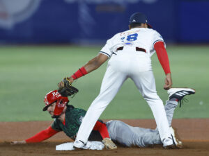 Connor Hollis (i) de los Charros mexicanos se barre a segunda base ante Jean Arnaez (i), de los Federales panameños este lunes, durante un juego de la segunda jornada de la Serie del Caribe de Béisbol en el Estadio Panamericano de Guadalajara. EFE/ Francisco Guasco
