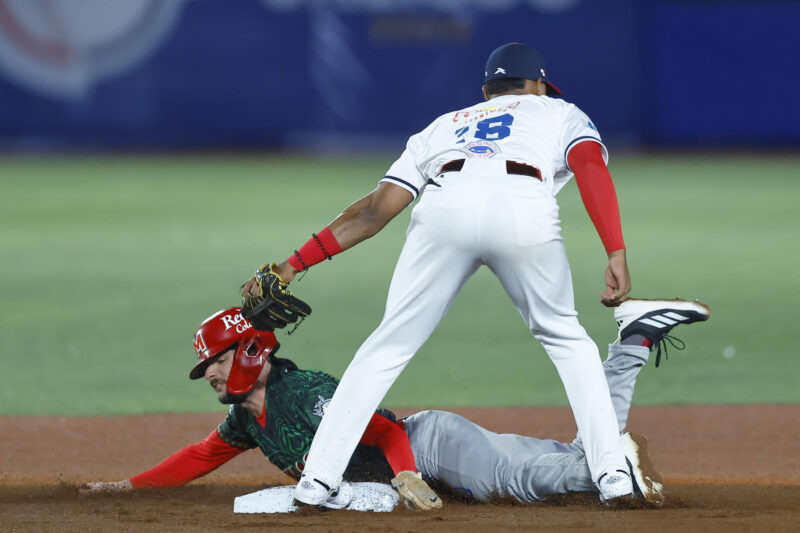 Connor Hollis (i) de los Charros mexicanos se barre a segunda base ante Jean Arnaez (i), de los Federales panameños este lunes, durante un juego de la segunda jornada de la Serie del Caribe de Béisbol en el Estadio Panamericano de Guadalajara. EFE/ Francisco Guasco