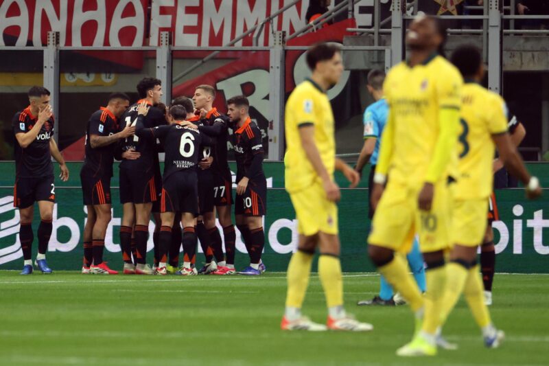 El jugador del Como Nico Paz (d) celebra un gol durante el partido de la Serie A que han jugado AC Milan y Como,en Milan, Italia. EFE/EPA/MATTEO BAZZI
