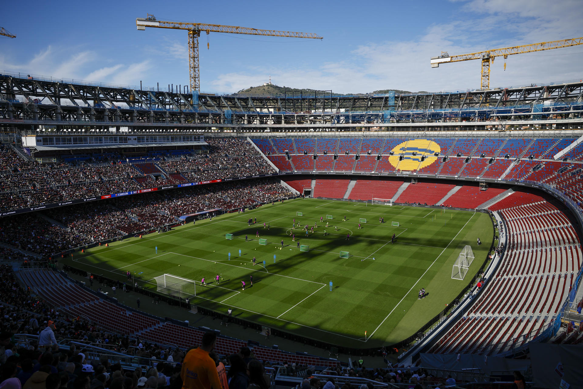 Vista del Spotify Camp Nou, que aspira a albergar la final de la Liga de Campeones 2029, cuando haya acabado su remodelación. EFE/ Alberto Estévez
