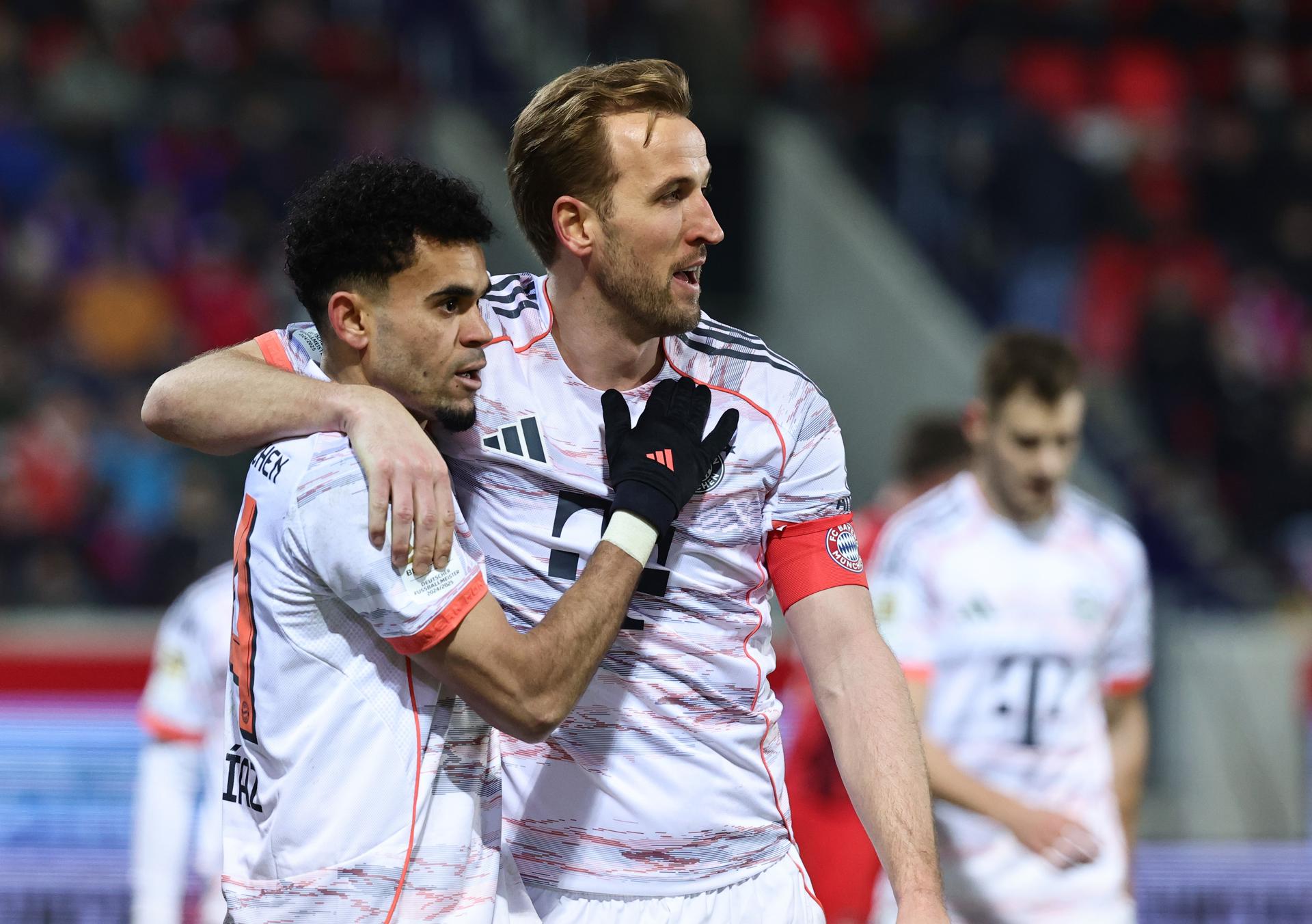 El colombiano Luis Díaz junto al inglés Harry Kane, jugadores del Bayern Múnich. EFE/EPA/RONALD WITTEK