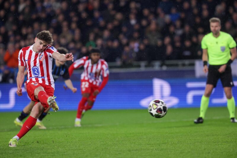 Julian Alvarez marca de penalti para el Atléico de Madrid ante el Brujas en la ida de la fase de acceso a octavos de la Liga de Campeones. EFE/EPA/OLIVIER MATTHYS