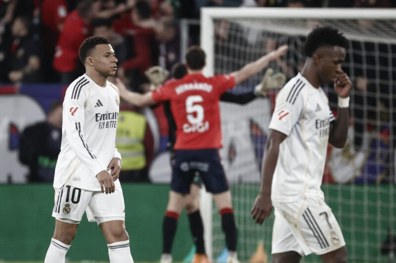 El francés Kylian Mbappé (i) al finalizar el partido de la jornada 25 de LaLiga que disputaron CA Osasuna y Real Madrid, en el estadio de El Sadar, en Pamplona. EFE/ Jesús Diges
