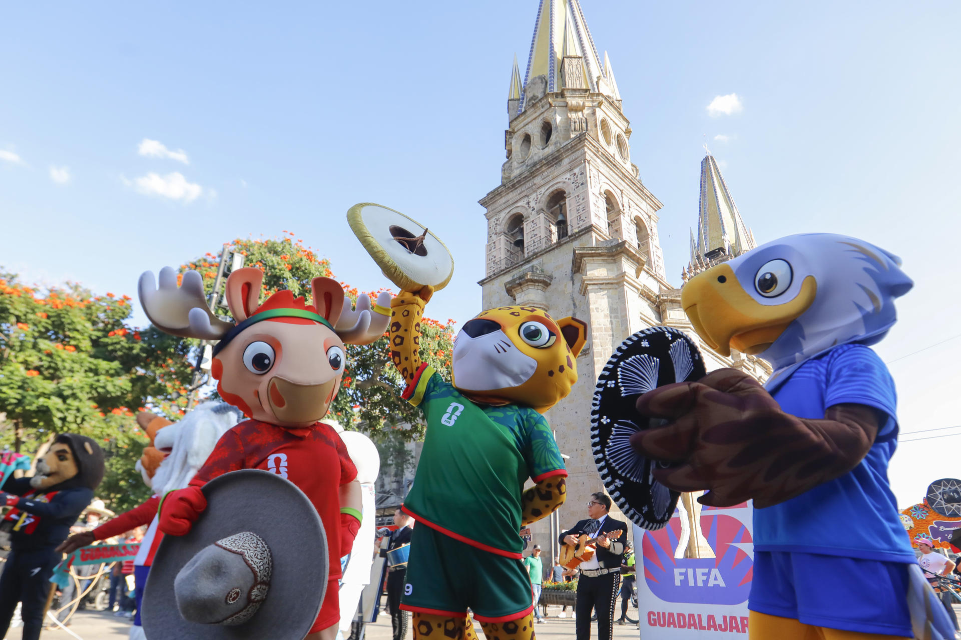 Las mascotas de la Copa Mundial de la FIFA 2026, Zayu (c), Clutch (d) y Mapple se presentan en el centro histórico de Guadalajara (México). EFE/ Francisco Guasco