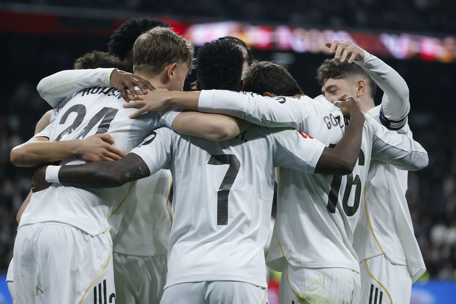 El delantero del Real Madrid Vinicius Jr. (c) celebra su segundo gol, cuarto del equipo blanco, durante el partido de la jornada 24 de LaLiga entre el Real Madrid y la Real Sociedad, este sábado en el estadio Santiago Bernabéu. EFE/JuanJo Martín