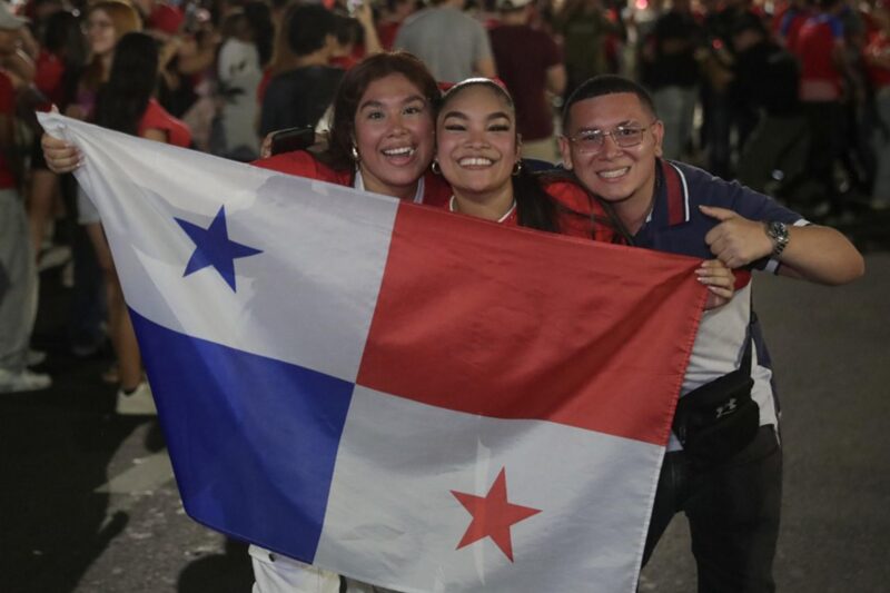 Con aplausos y banderas, Panamá comienza su aventura mundialista Imagen de archivo de aficionados de Panamá en la celebración de su clasificación al Mundial de 2026. EFE/ Carlos Lemos