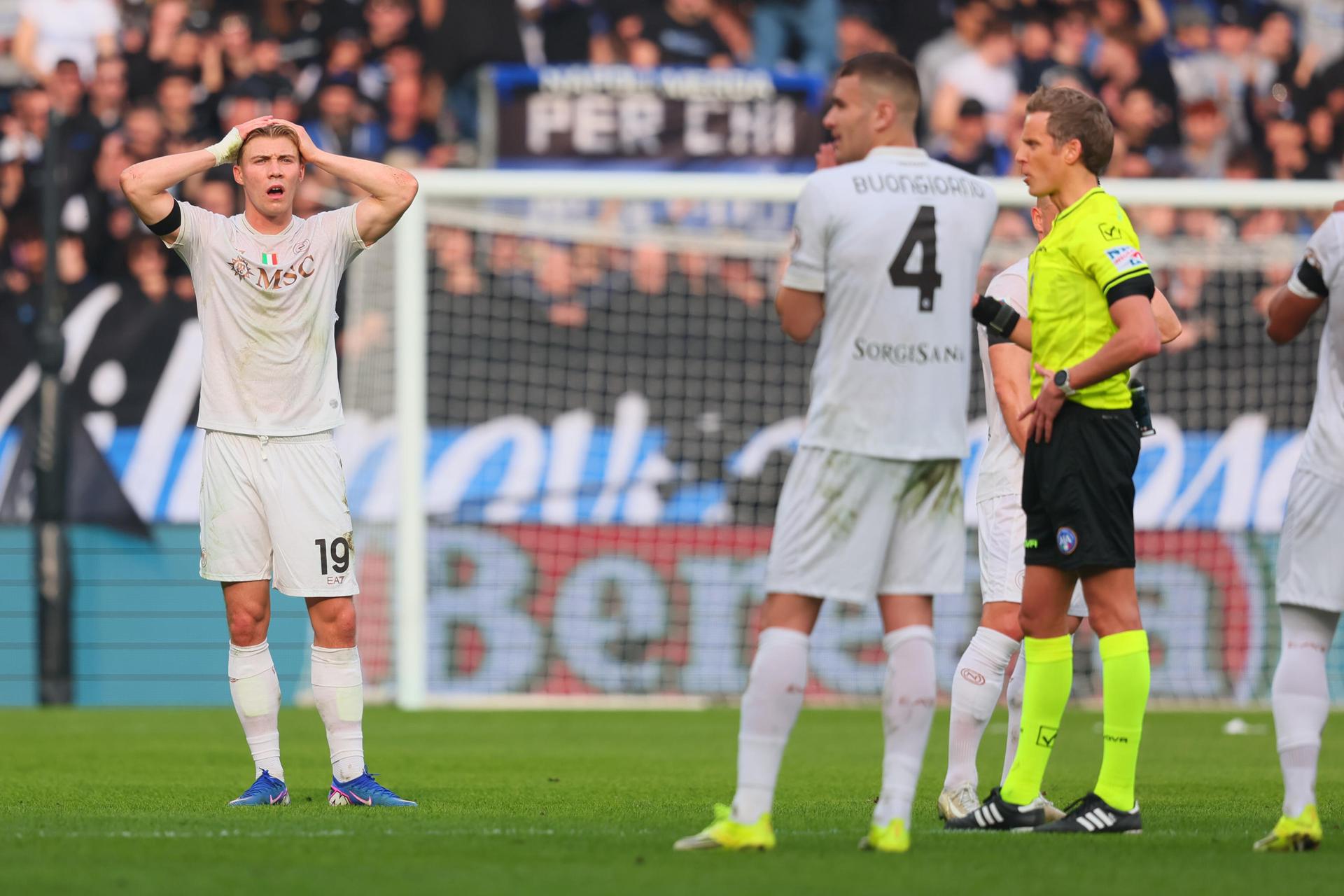 El jugador del Nápoles Rasmus Hojlund (I) reacciona ante Daniele Chiffi a la espera del VAR durante el partido de la Serie A que han jugado Atalanta BC y SSC Napoli en Bérgamo, Italia. EFE/EPA/MICHELE MARAVIGLIA