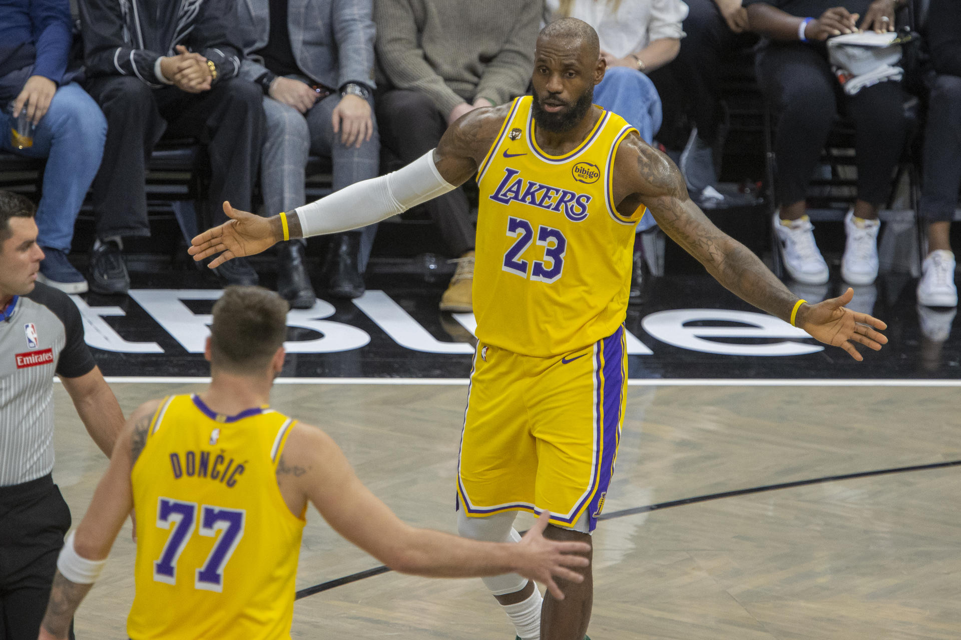 LeBron James (d) y Luka Dončić, de los Lakers, celebran en un partido de la NBA entre Brooklyn Nets y Los Angeles Lakers en el Barclays Center en Nueva York (Estados Unidos). EFE/ Angel Colmenares