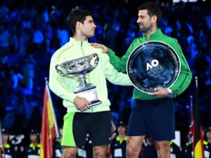 Carlos Alcaraz y Novak Djokovic con sus trofeos en Melbourne, Australia. EFE/EPA/JOEL CARRETT