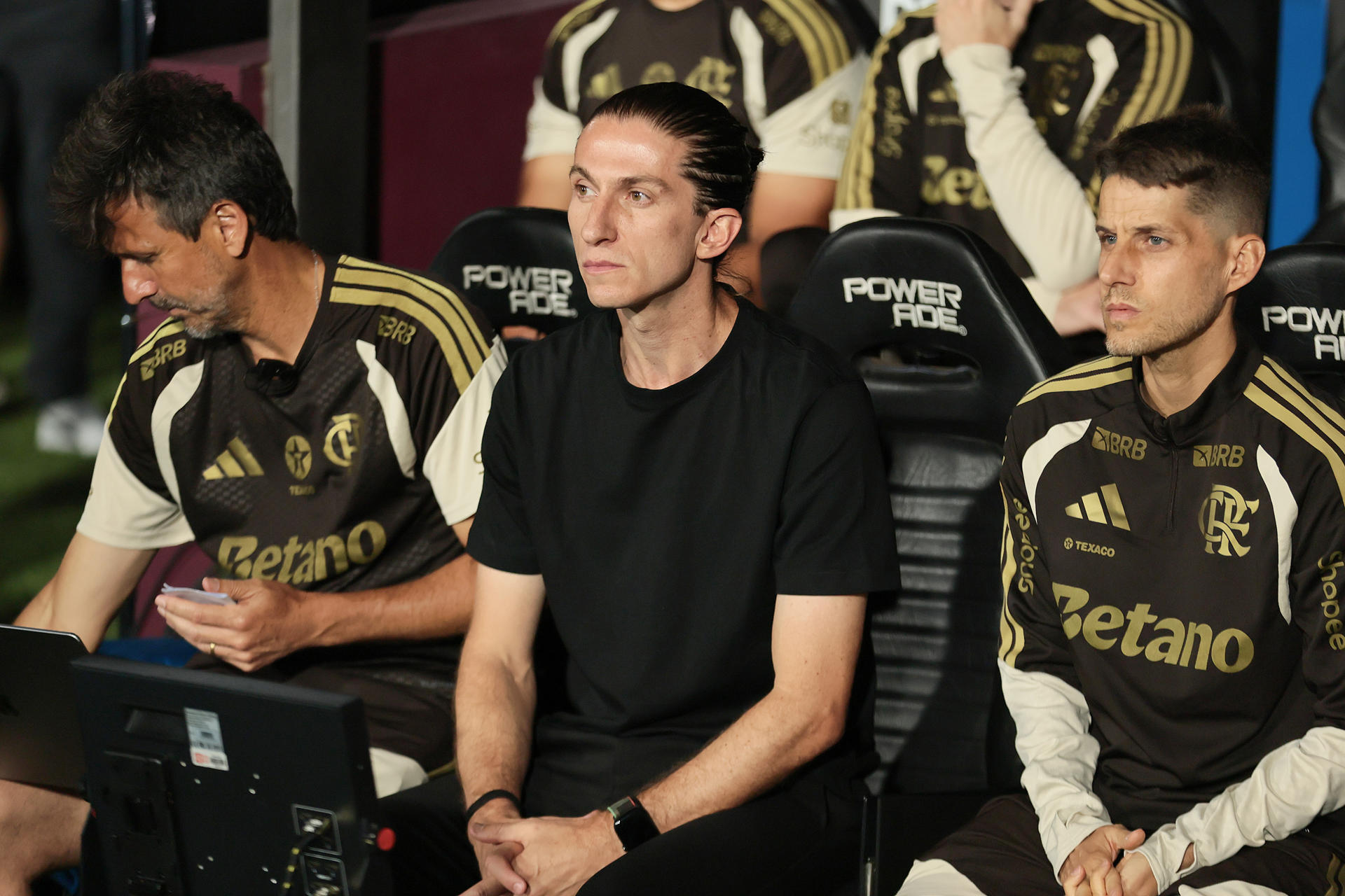 El entrenador de Flamengo, Filipe Luis (c), dirige en el partido de ida por la final de la Recopa Sudamericana entre Lanús y Flamengo en el estadio Ciudad de Lanús en Lanús (Argentina). EFE/Adán González