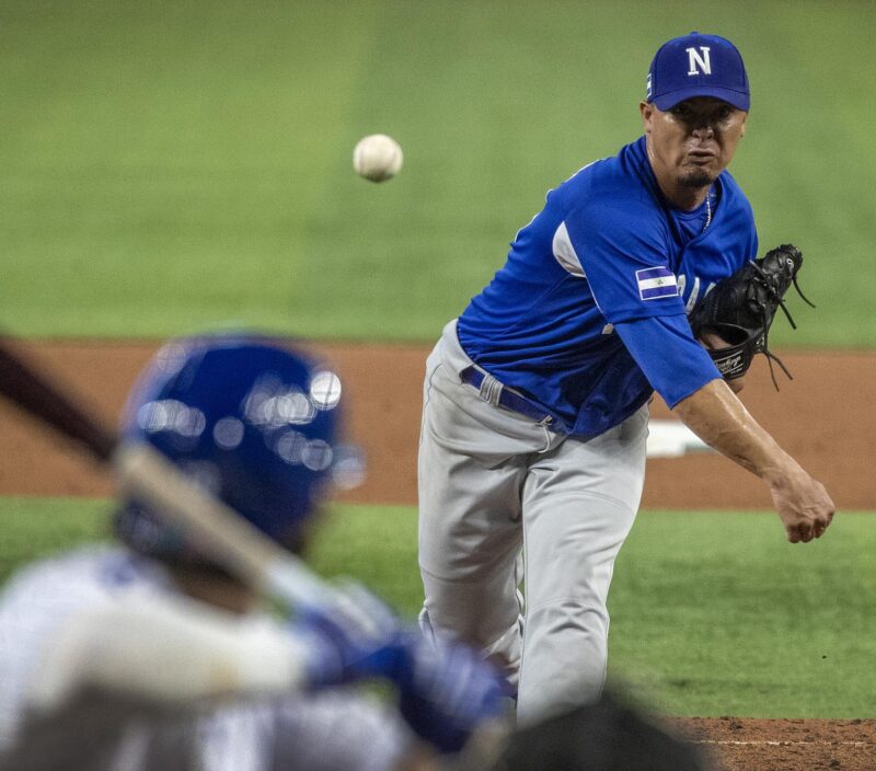 Fotografía de archivo del lanzador nicaragüense Ronald Medrano. EFE/EPA/CRISTOBAL HERRERA-ULASHKEVICH
