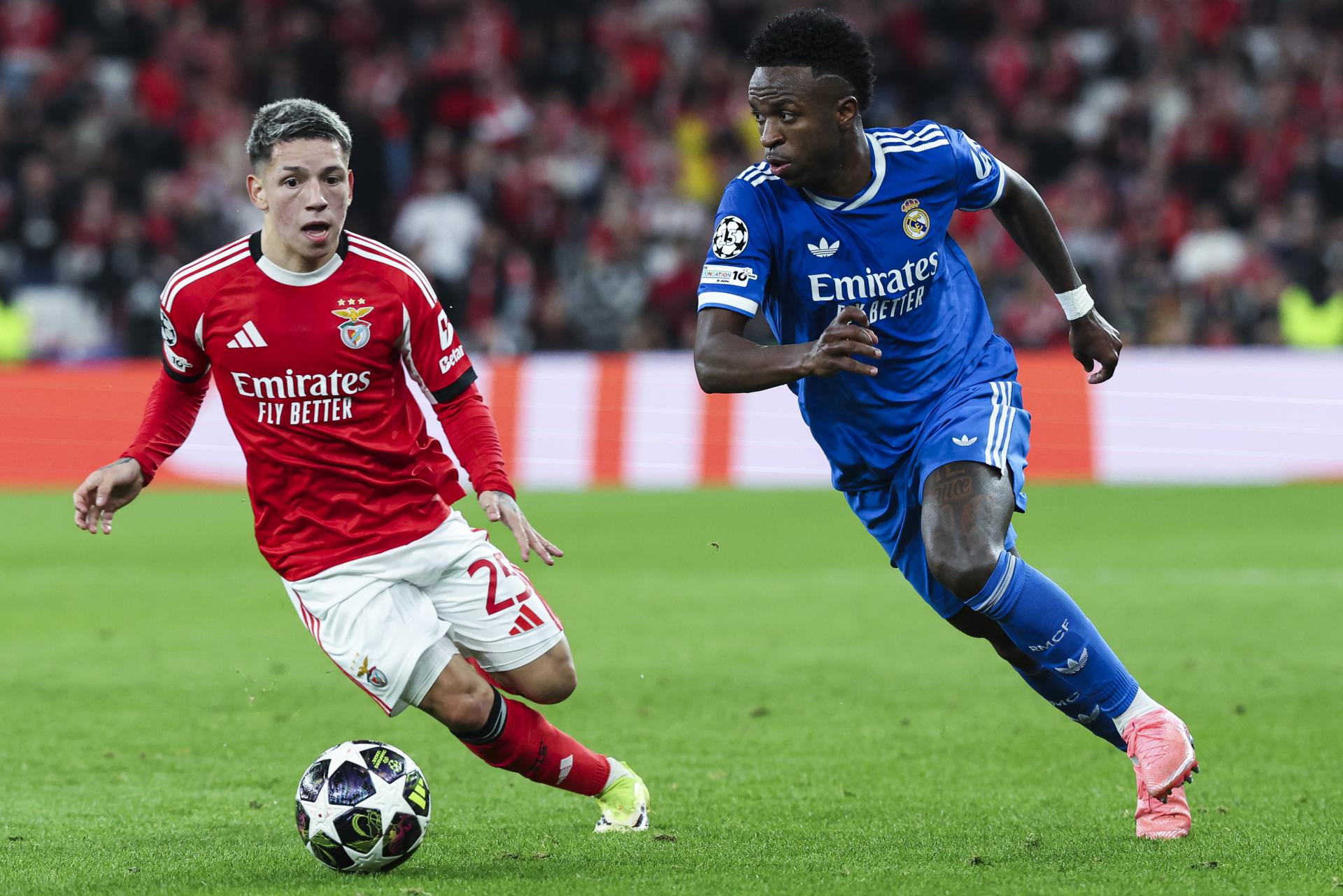 Los jugadores del Benfica Gianluca Prestianni (iz) y del Real Madrid Vinicius Junior durante el partido de Liga de Campeones disputado en Lisboa este martes. EFE/EPA/JOSE SENA GOULAO