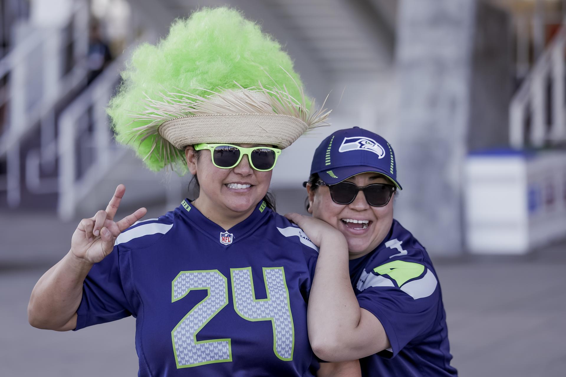 Fans de los Seattle Seahawks, felices de estar en el Super Bowl LX para ver a su equipo contra los New England Patriots en el Levi's Stadium en Santa Clara, California. EFE/EPA/CHRIS TORRES