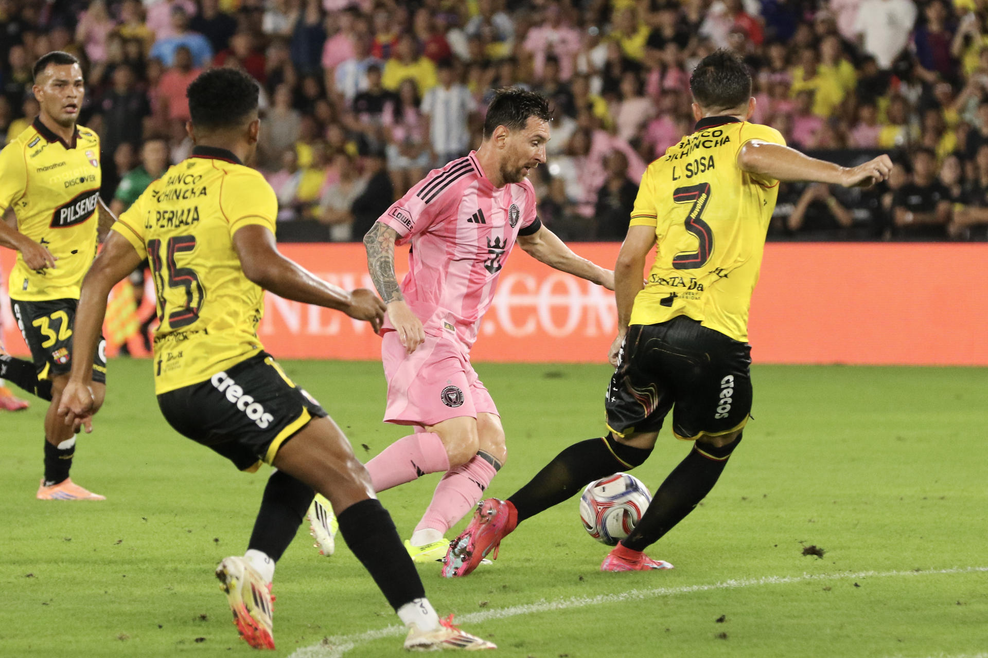 Luca Sosa (d), de Barcelona, disputa el balón con Lionel Messi (c), de Inter Miami, durante un partido amistoso entre Barcelona e Inter Miami en el estadio Monumental Banco Pichincha en Guayaquil (Ecuador). EFE/Jonathan Miranda