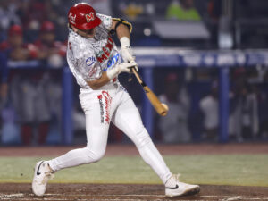 Mateo Gil, de México Rojo, batea una bola este domingo, durante un partido de La Serie del Caribe de Béisbol 2026 ante República Dominicana, en el Estadio Panamericano Charros de Jalisco, en Guadalajara (México). EFE/ Francisco Guasco
