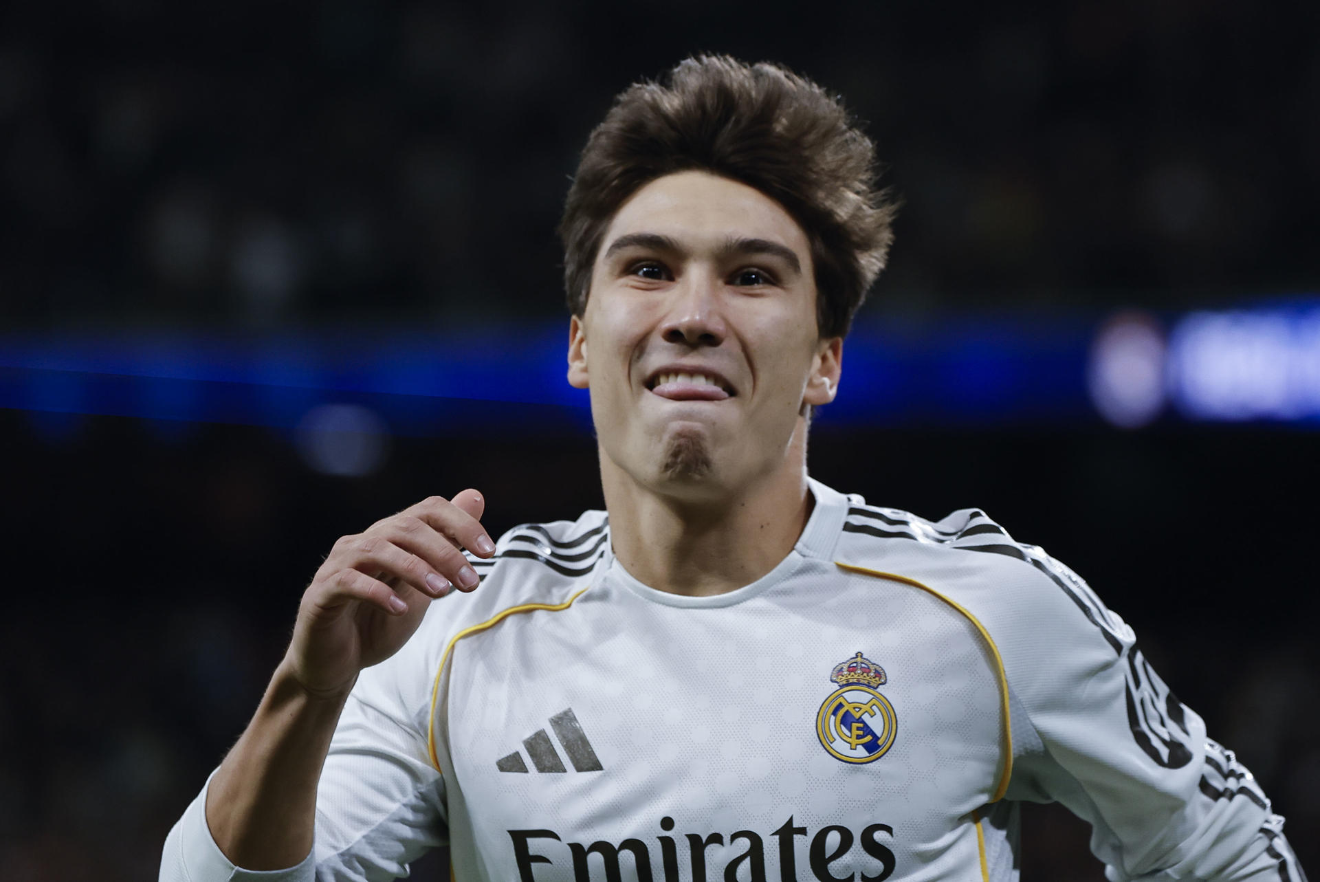 Vinicius sepulta las aspiraciones del Benfica y el Real Madrid avanza El delantero del Real Madrid Gonzalo García celebra un gol, en el estadio Santiago Bernabéu. EFE/Sergio Pérez/Archivo