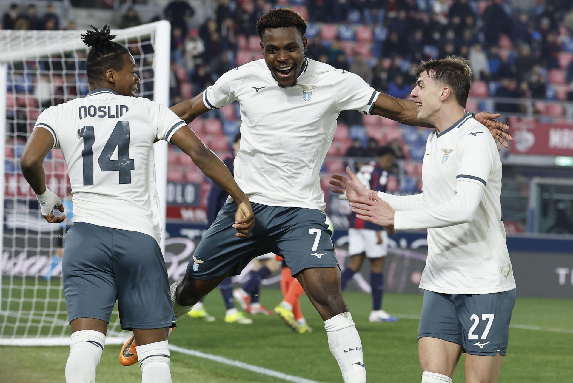 El jugador del Lazio Tijjani Noslin (C) celebra su gol al Bologna FC en el Renato Dall'Ara stadium in Bolonia,Italia. EFE/EPA/SERENA CAMPANINI