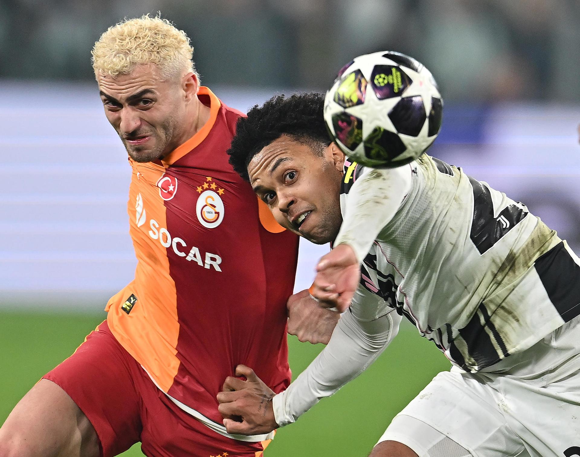 El jugador del Juventus Weston McKennie y el del Galatasaray Baris Alper Yilmaz en accón durante el partido de la fase de acceso a octavos de la UEFA Champions League que han jugado Juventus FC y Galatasaray SK en el Allianz Stadium de Turín, Italia. EFE/EPA/Alessandro Di Marco