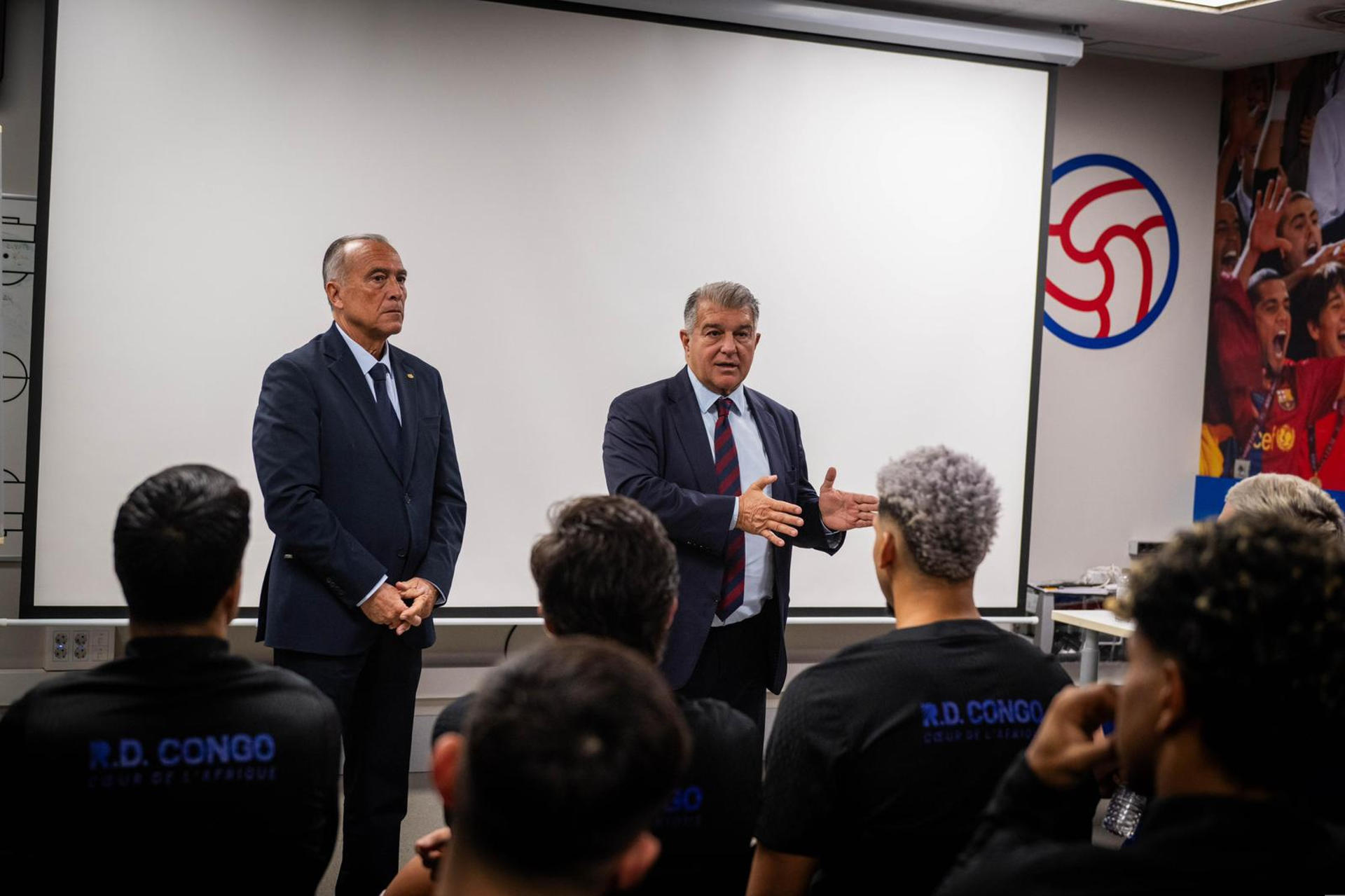 El ya expresidente del FC Barcelona Joan Laporta junto con el actual presidente en funciones, Rafael Yuste (i), durante la visita que ha realizado este martes a la Ciudad Deportiva Joan Gamper para despedirse de los integrantes del primer equipo azulgrana. EFE/FC Barcelona SÓLO USO EDITORIAL/SOLO USO PERMITIDO PARA ILUSTRAR LA NOTICIA QUE APARECE EN EL PIE DE FOTO (CRÉDITO OBLIGATORIO)